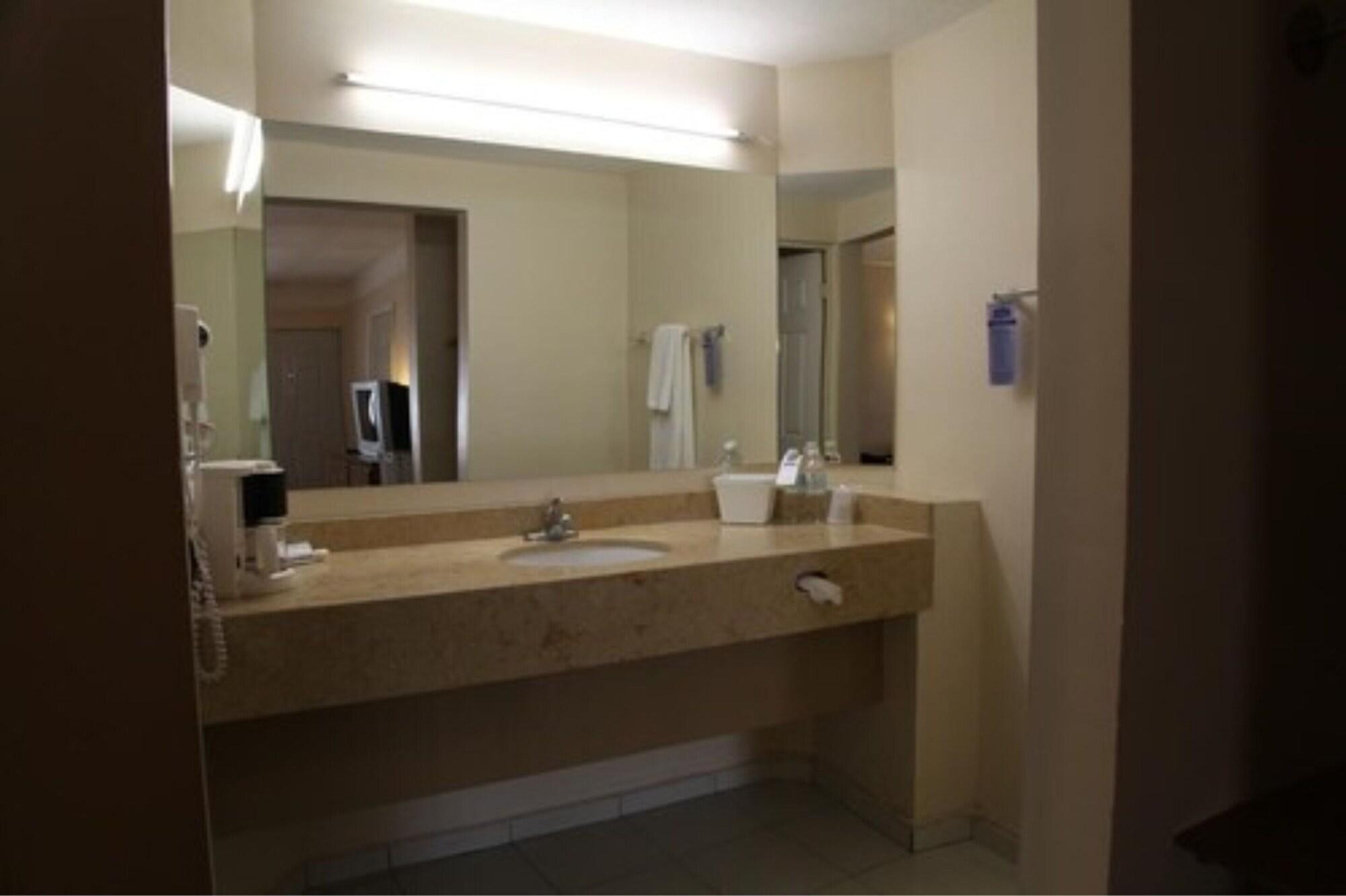 American Inn Hotel & Suites Parral 외부 사진