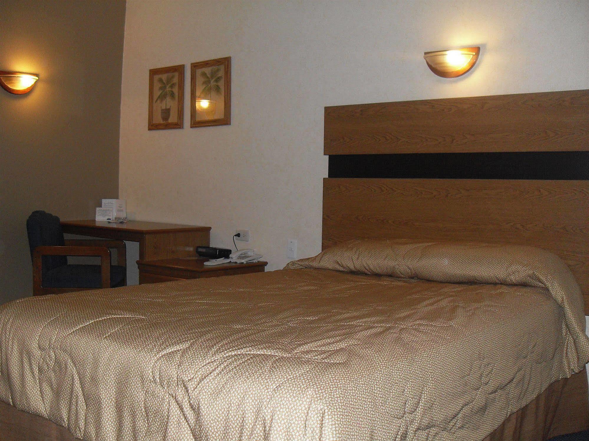 American Inn Hotel & Suites Parral 외부 사진