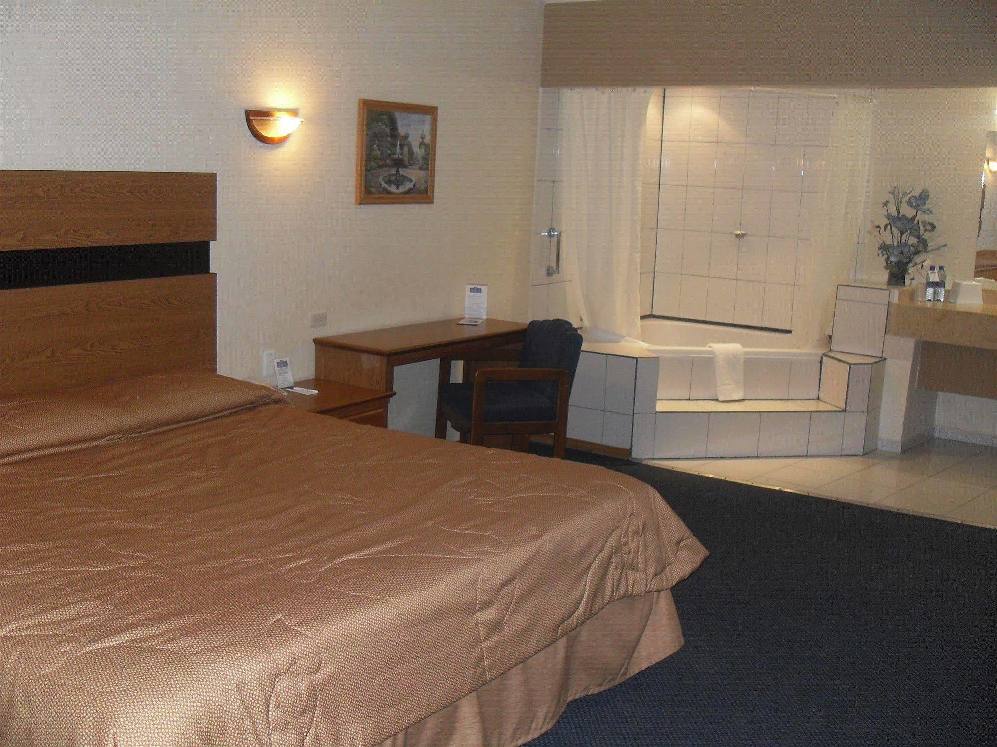American Inn Hotel & Suites Parral 외부 사진